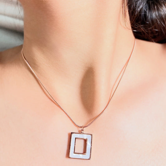 Aurora Frame – Rose Gold-Plated Mother of Pearl Neckpiece